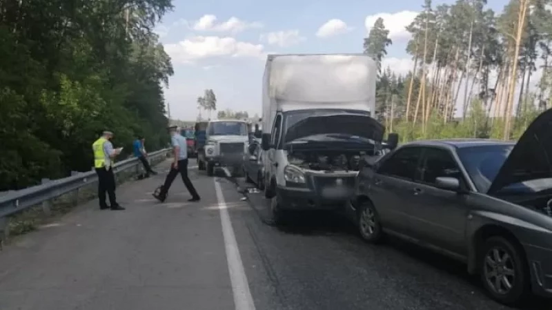 На ЕКАД водитель самосвала спровоцировал ДТП с участием пяти машин