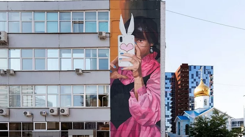 Граффити с размахом: в Екатеринбурге появилось селфи размером с дом
