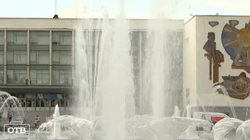 Взрывпакет для мэра: Евгений Куйвашев передал папку с обращениями и жалобами жителей главе Первоуральска