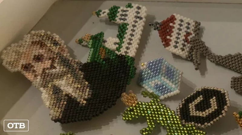 Свердловская рукодельница плетет из бисера миникопии достопримечательностей Сысерти