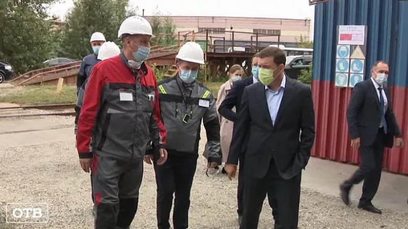 Взрывпакет для чиновника: Евгений Куйвашев передал главе Каменска-Уральского папку с вопросами местных жителей