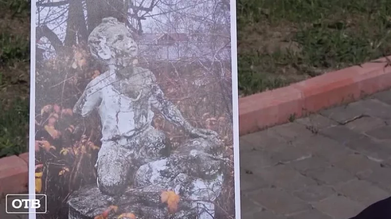 В Нижнетагильском парке появилась отреставрированная скульптура «Мальчик, кормящий голубей»