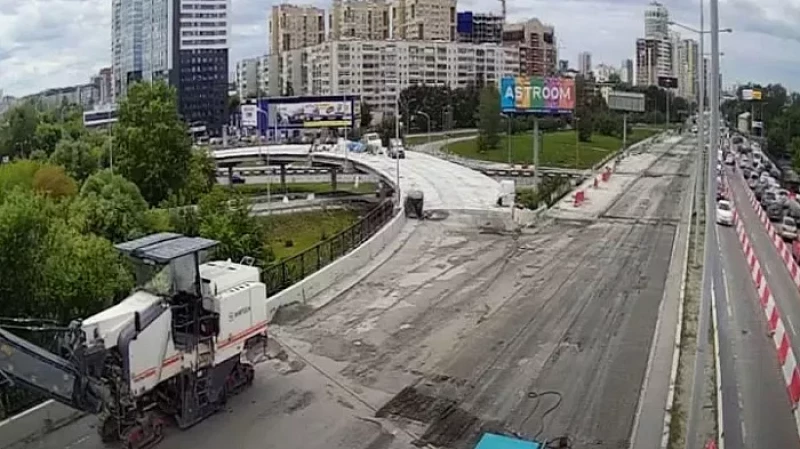 Жуткая пробка парализовала движение в Екатеринбурге
