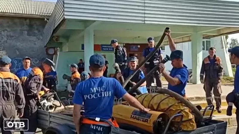 Спасатели откачивают воду из домов на территориях, пострадавших от дождевого паводка