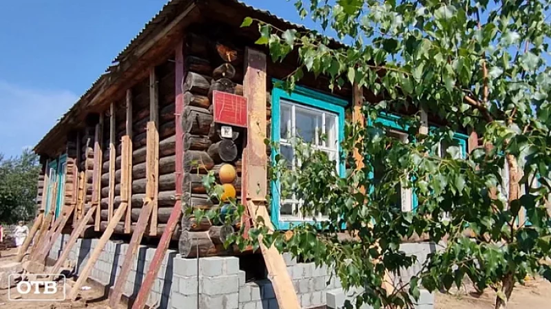 В Усть-Утке идет капитальный ремонт старинного здания сельской школы