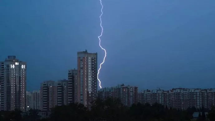 Грозы, град и сильный ветер: после Москвы стихия обрушится на Свердловскую область