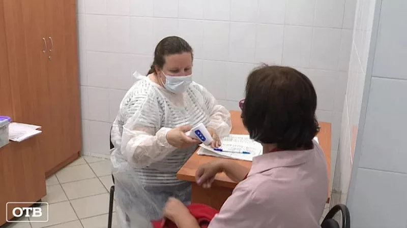 В Екатеринбурге для сотрудников торговой сети организовали прививочный кабинет на рабочем месте