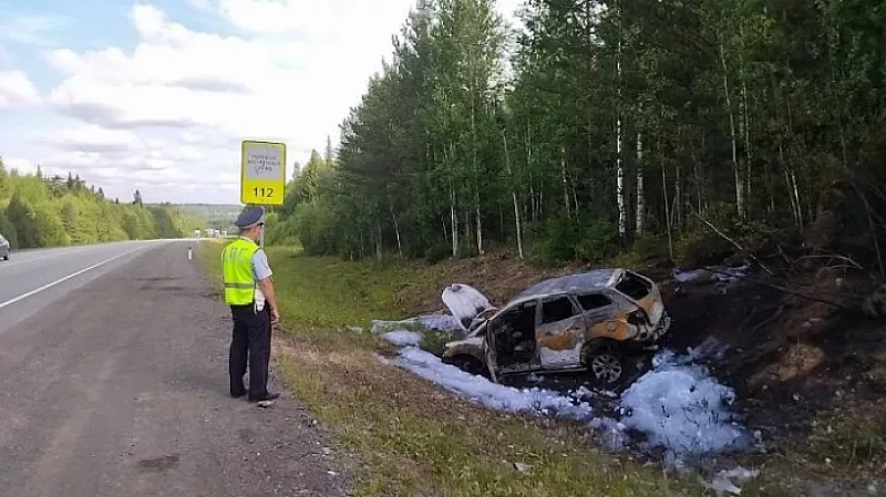 На Пермской трассе женщина выпрыгнула из горящей машины