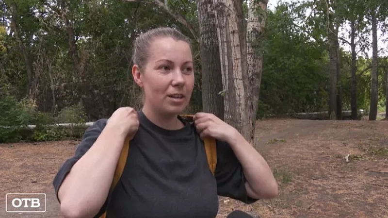 Жительница Каменска-Уральского собрала в городском парке семь мешков стеклянных бутылок