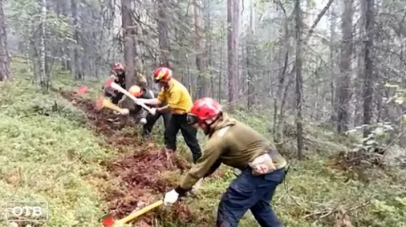 Спасателям удалось локализовать один из двух пожаров, бушующих в заповеднике «Денежкин Камень»