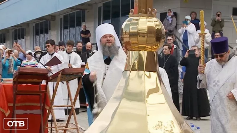 В первой областной больнице ко Дню медицинского работника освятили купола и кресты храма