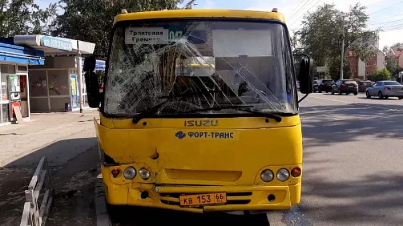 В Екатеринбурге на «Волгоградской» столкнулись автобусы: три пассажира пострадали