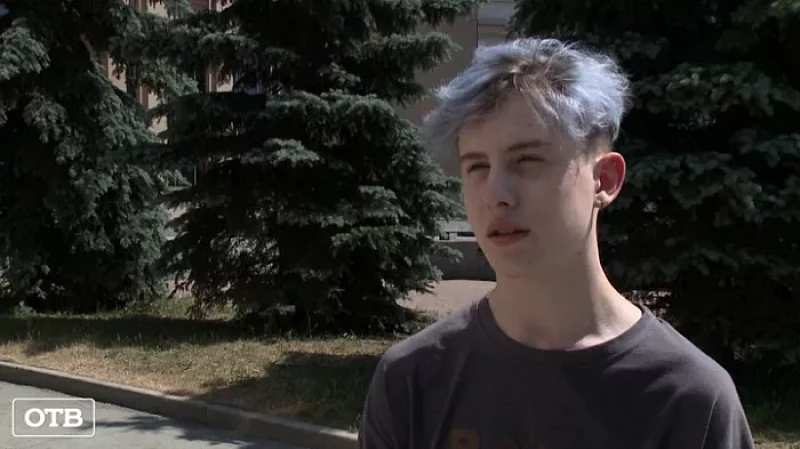 Модный приговор: выпускнику уральского колледжа снизили оценку из-за сине-зеленых волос