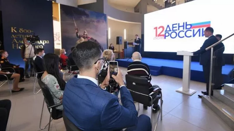 Евгений Куйвашев в День России вручил паспорта свердловским школьникам