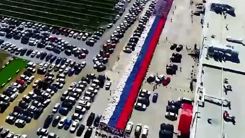 Флешмоб в Екатеринбурге: флаг России из 7000 человек