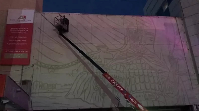 На здании в Екатеринбурге появилось масштабное граффити Александра Невского