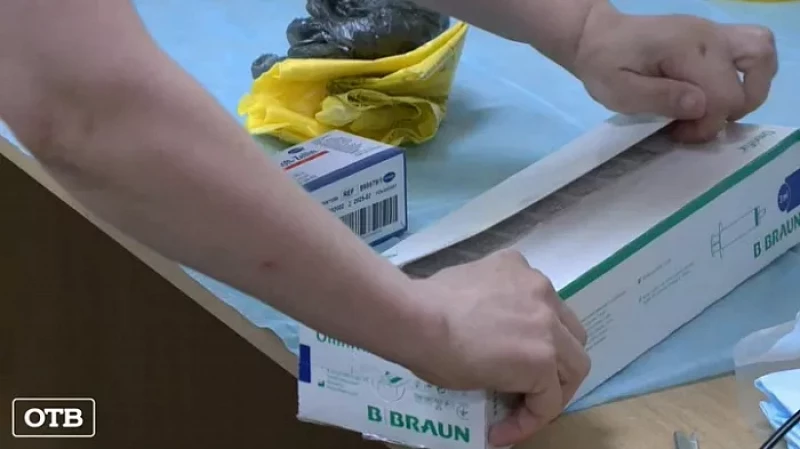 Мобильная вакцина: в екатеринбургском офисе ТСЖ ставят прививку от COVID-19