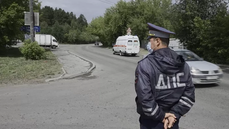 Свердловские машинисты локомотивов вручили автомобилистам благодарственные письма