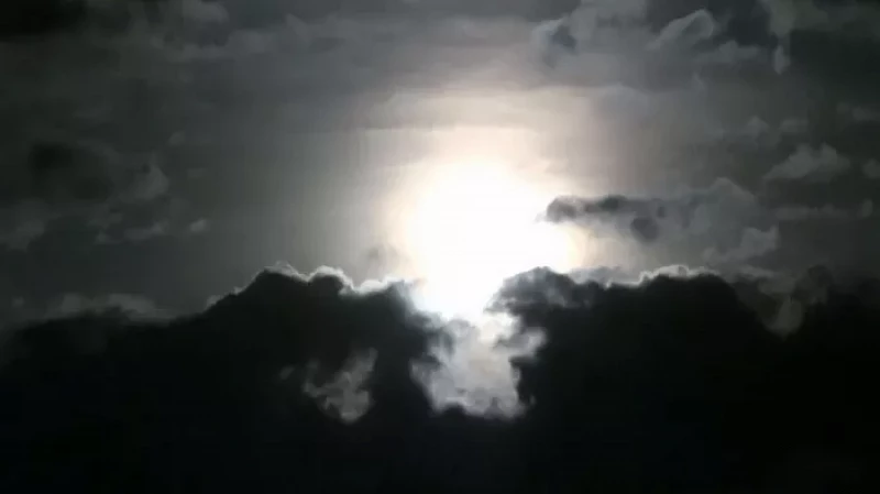 Редкое солнечное затмение наблюдают на Урале