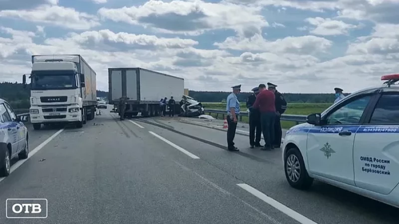 На ЕКАД в результате столкновения трёх автомобилей погиб человек