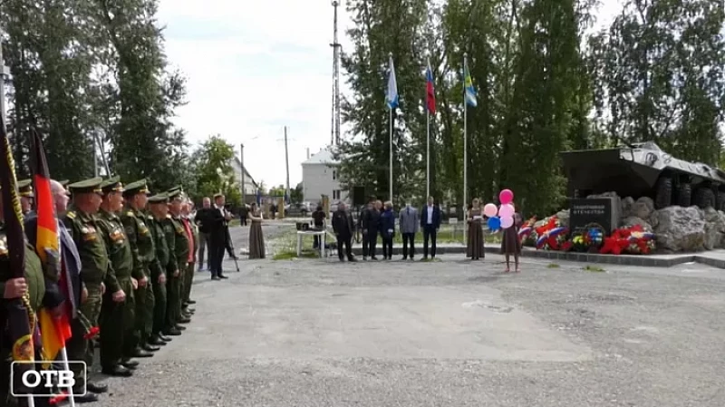 Председатель заксобрания Людмила Бабушкина высадила ели на Аллее Славы в Богдановиче