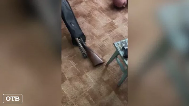 В Нижнем Тагиле подозреваемый в незаконном хранении оружия спрятался от полицейских в шкафу