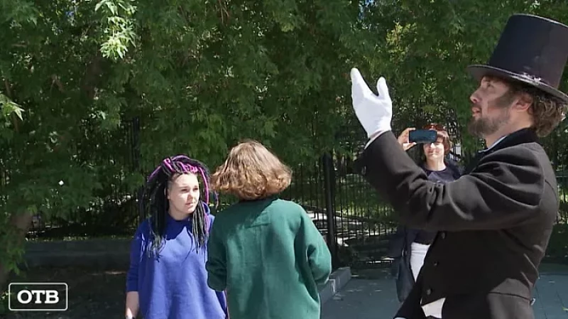 В Екатеринбурге студенты-филологи помыли памятник Александру Сергеевичу Пушкину