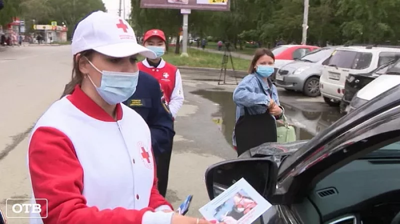 Екатеринбургские сотрудники ГИБДД напомнили водителям о вреде пассивного курения для детей