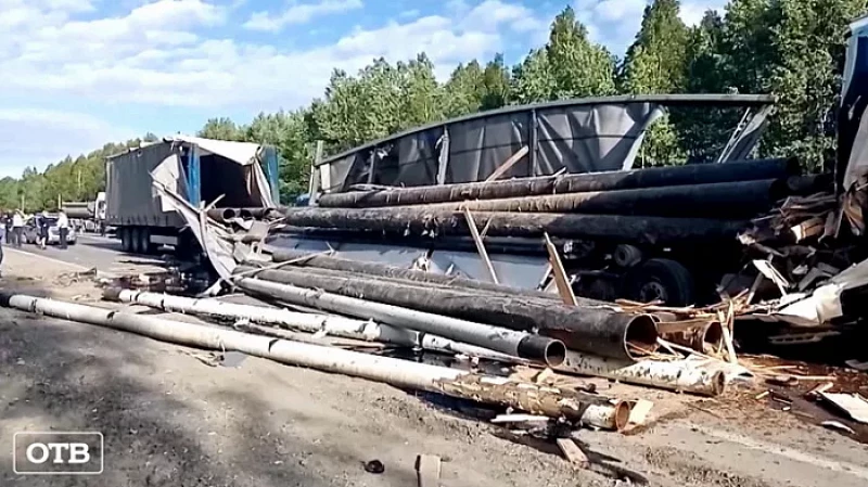 В результате столкновения четырёх грузовиков на Тюменском тракте погиб человек
