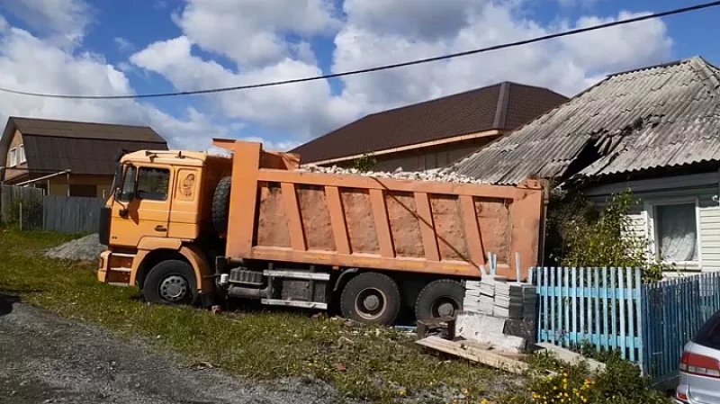 В Ревде грузовик снес столб и врезался в жилой дом