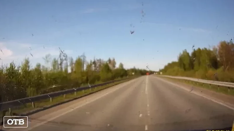 На Серовском тракте легковушка столкнулась с двумя большегрузами