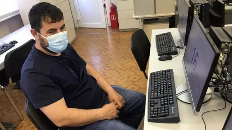 Попытка № 3: мужчина спрятал телефон в футболке, чтобы сдать экзамена на права