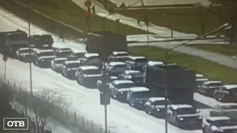 В Первоуральске самосвал с щебнем смял 9 автомобилей