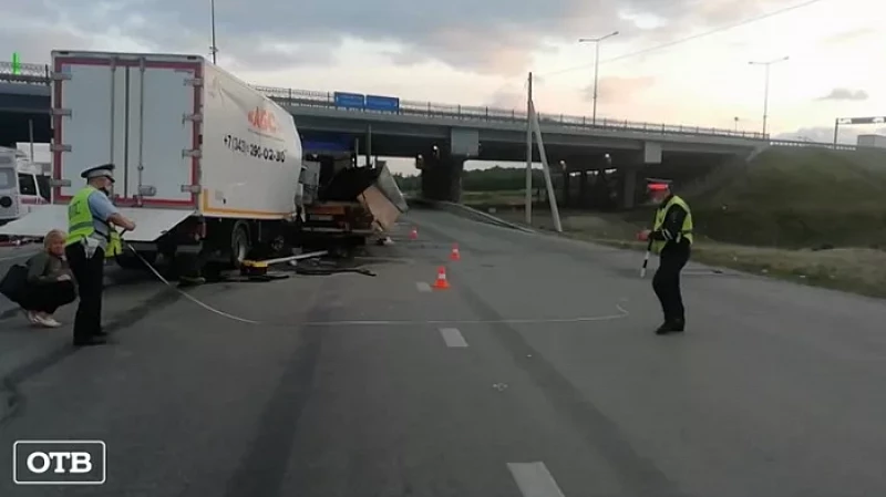 На ЕКАД в дорожной аварии погиб пассажир грузовика, водитель доставлен в больницу