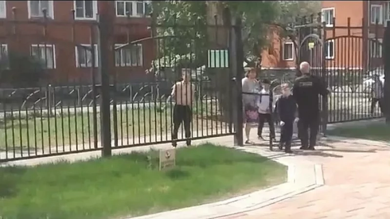 На Уралмаше полуголый мужчина пытался прорваться в школу