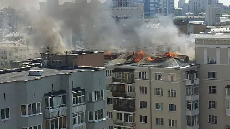 В центре Екатеринбурга серьёзный пожар: горит дом-памятник архитектуры