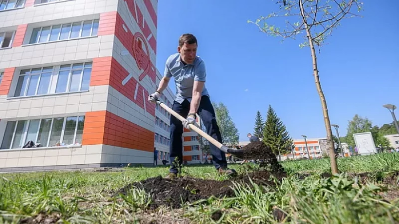 Евгений Куйвашев принял участие в субботнике, который прошел в девятой детской больнице
