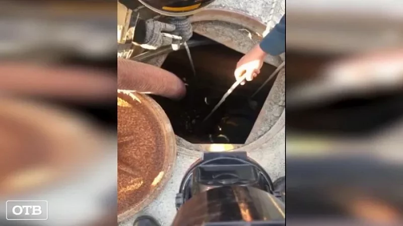 В поселке Белоярском спасатели вытащили из канализационного колодца двух мужчин