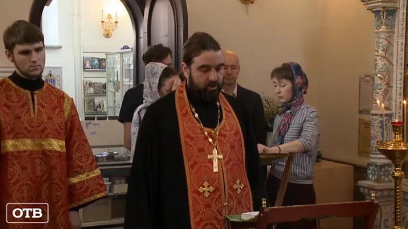 В храмах Екатеринбургской епархии прошли литургии и панихиды по погибшим в Казани