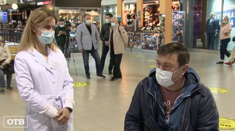 Евгений Куйвашев проверил работу пункта вакцинации от коронавируса в ТЦ Екатеринбурга