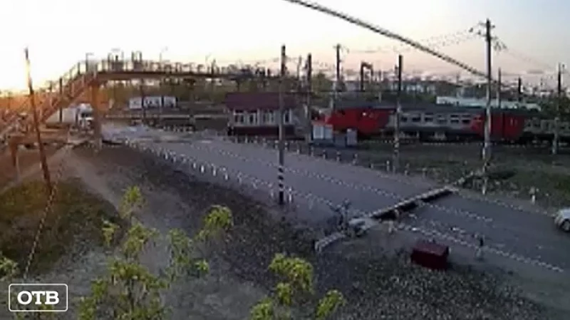 На Урале фура врезалась в будку дежурного по железнодорожному переезду