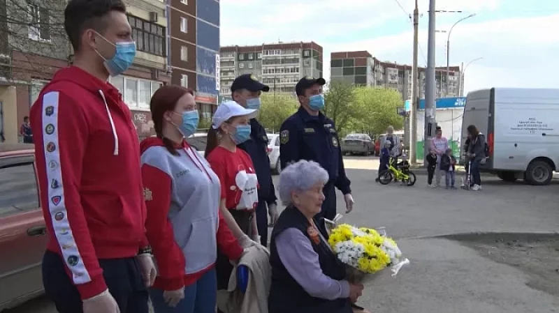 Активисты поздравили ветеранов Свердловской области с Днем Победы