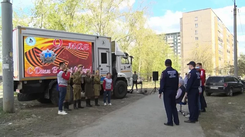 Добровольцы поздравили уральских ветеранов с Днем Победы