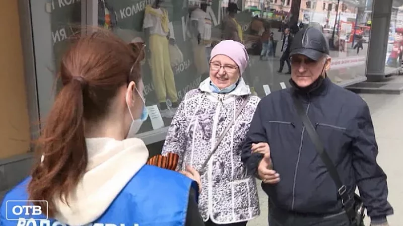 На свердловских улицах начали раздавать георгиевские ленточки