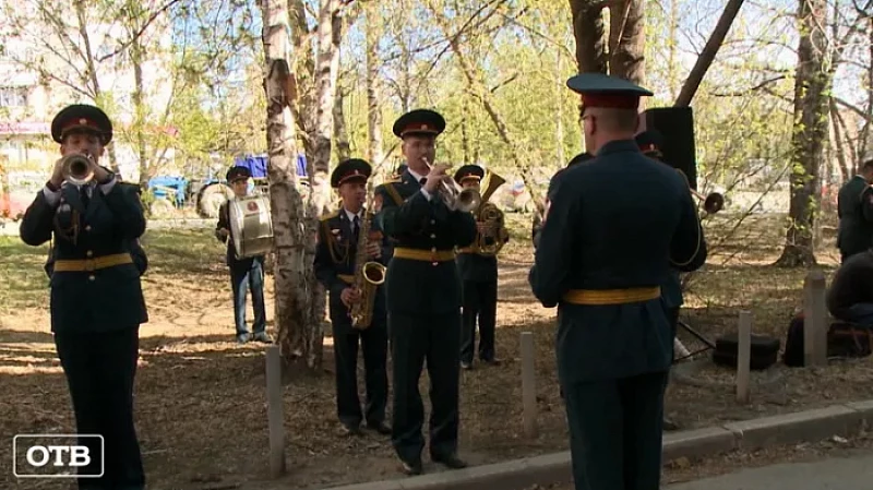На Урале проходят персональные парады для фронтовиков
