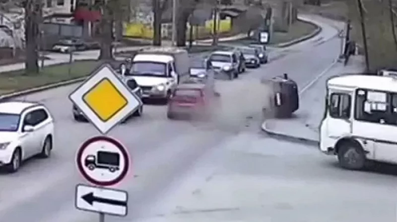 В Первоуральске «десятка» перевернулась на крышу после ДТП