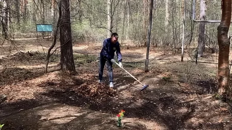 Волонтёры провели субботник на кладбище возле Уктусского лесопарка