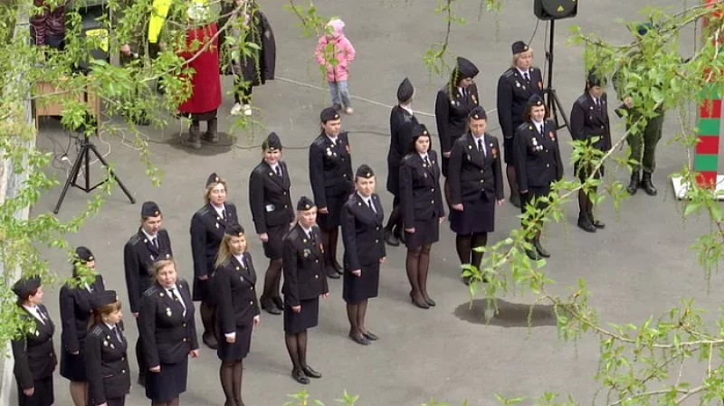 Свердловским фронтовикам устроили праздничный концерт во дворе