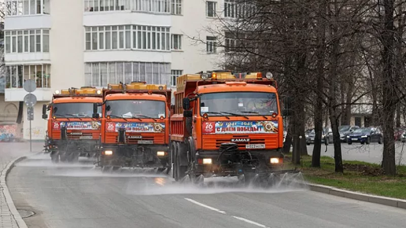 Улицы Екатеринбурга начали мыть новым шампунем
