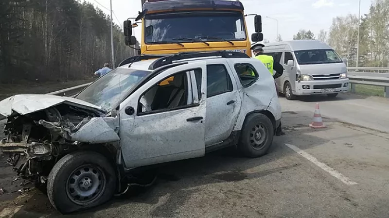 Челябинский тракт встал в глухую пробку из-за массового ДТП